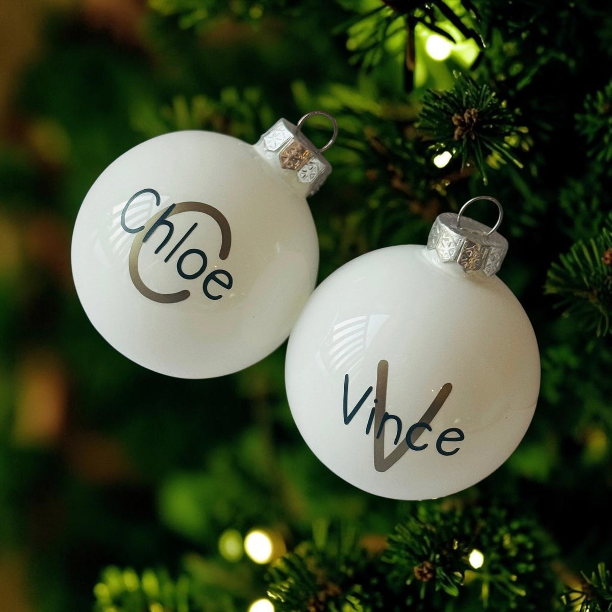Kerstbal met eigen naam, een persoonlijk kerstcadeau van Present with Love