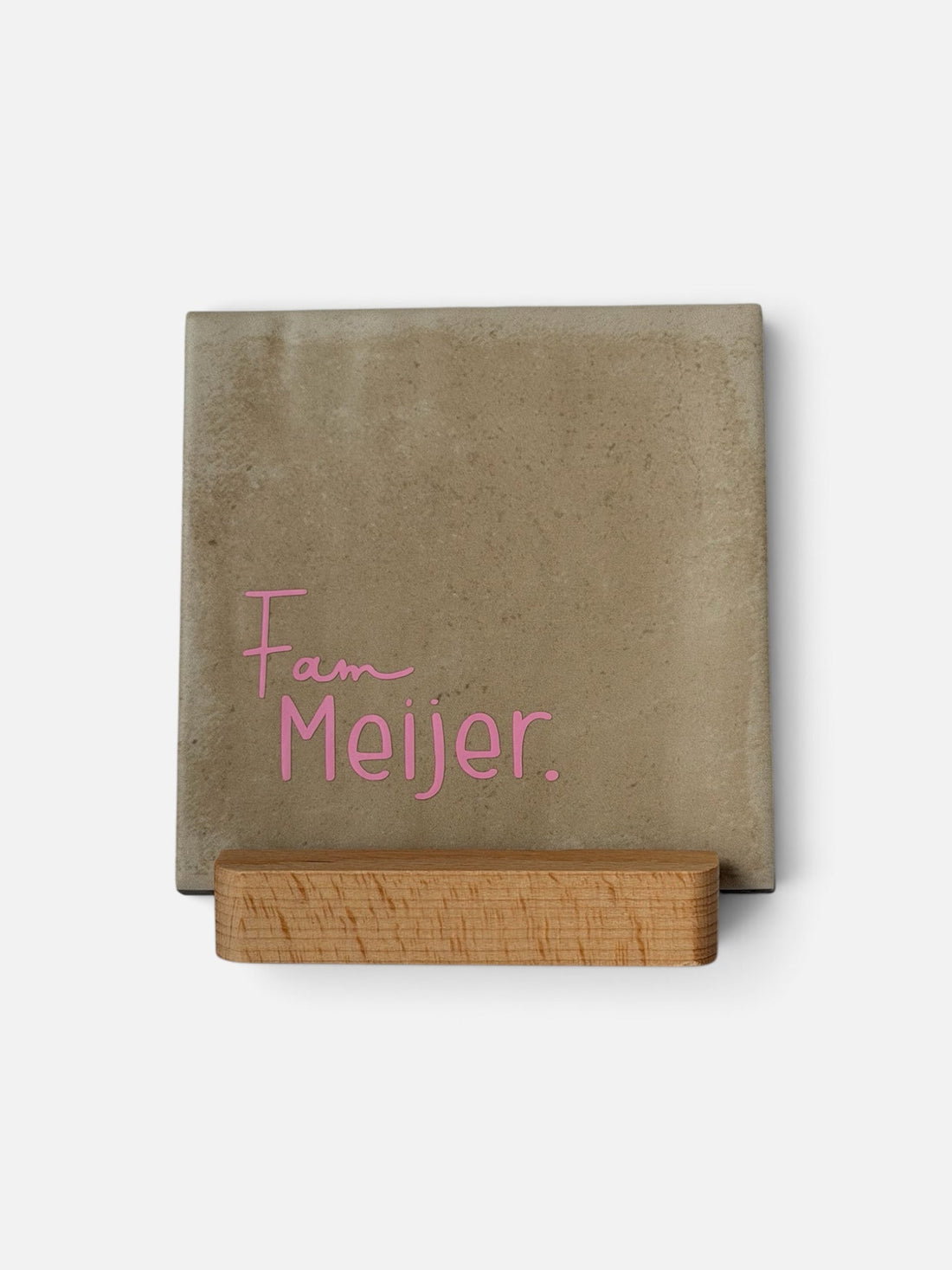 Gepersonaliseerd tegeltje met gezinsnaam naar keuze, handgemaakt door Present with Love