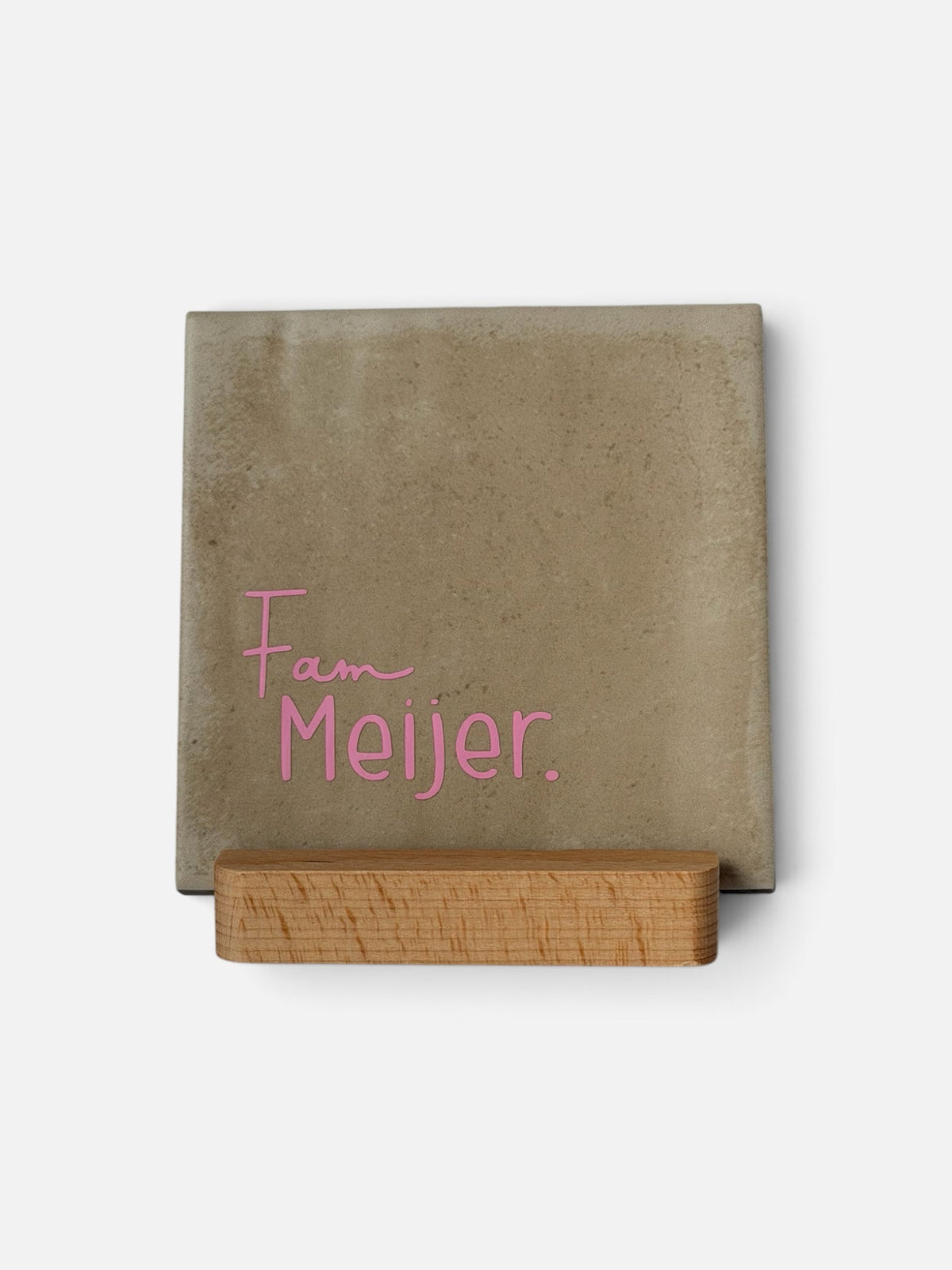 Gepersonaliseerd tegeltje met gezinsnaam naar keuze, handgemaakt door Present with Love