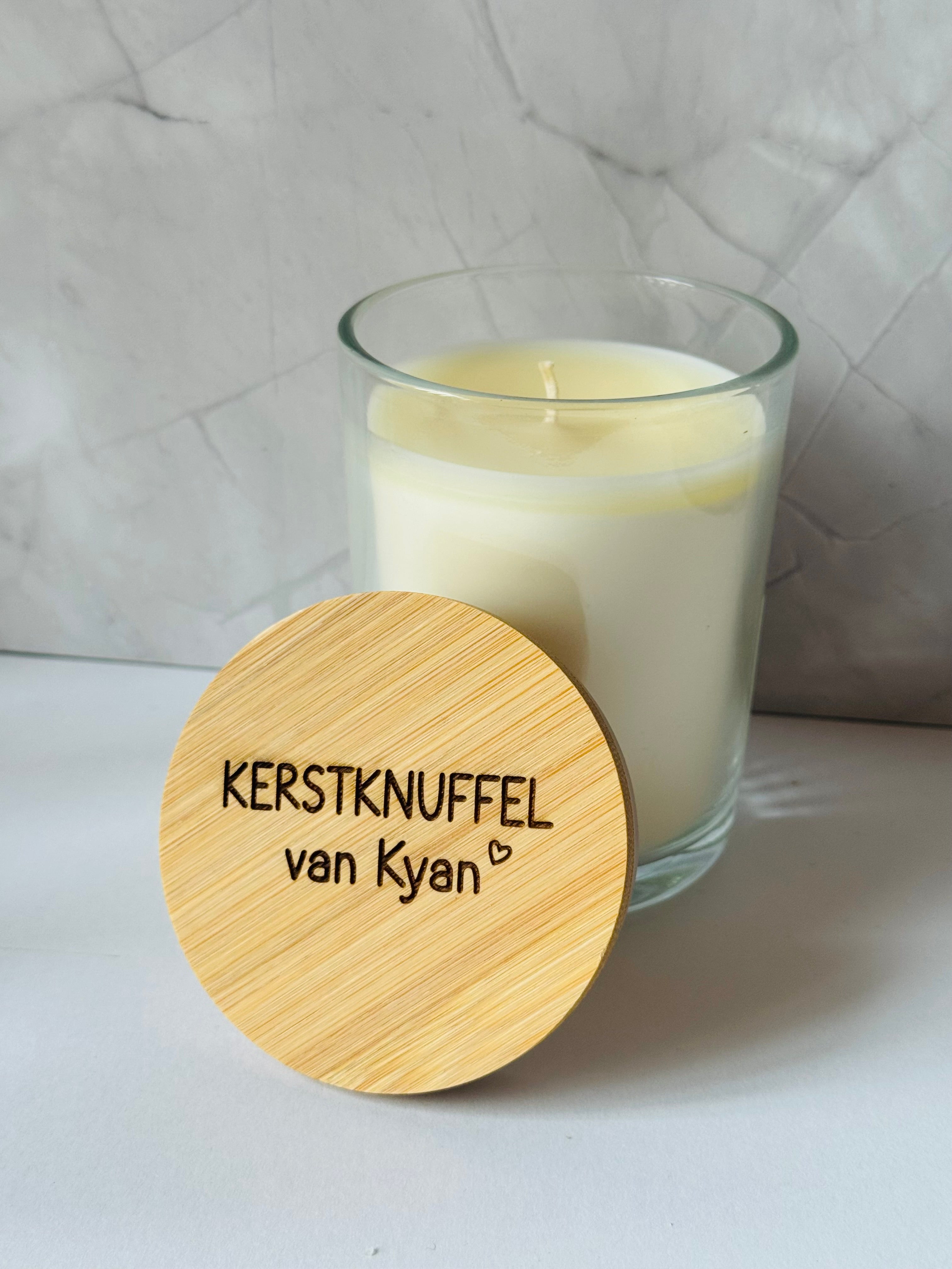Kaars ‘kerstknuffel’ met naam naar keuze