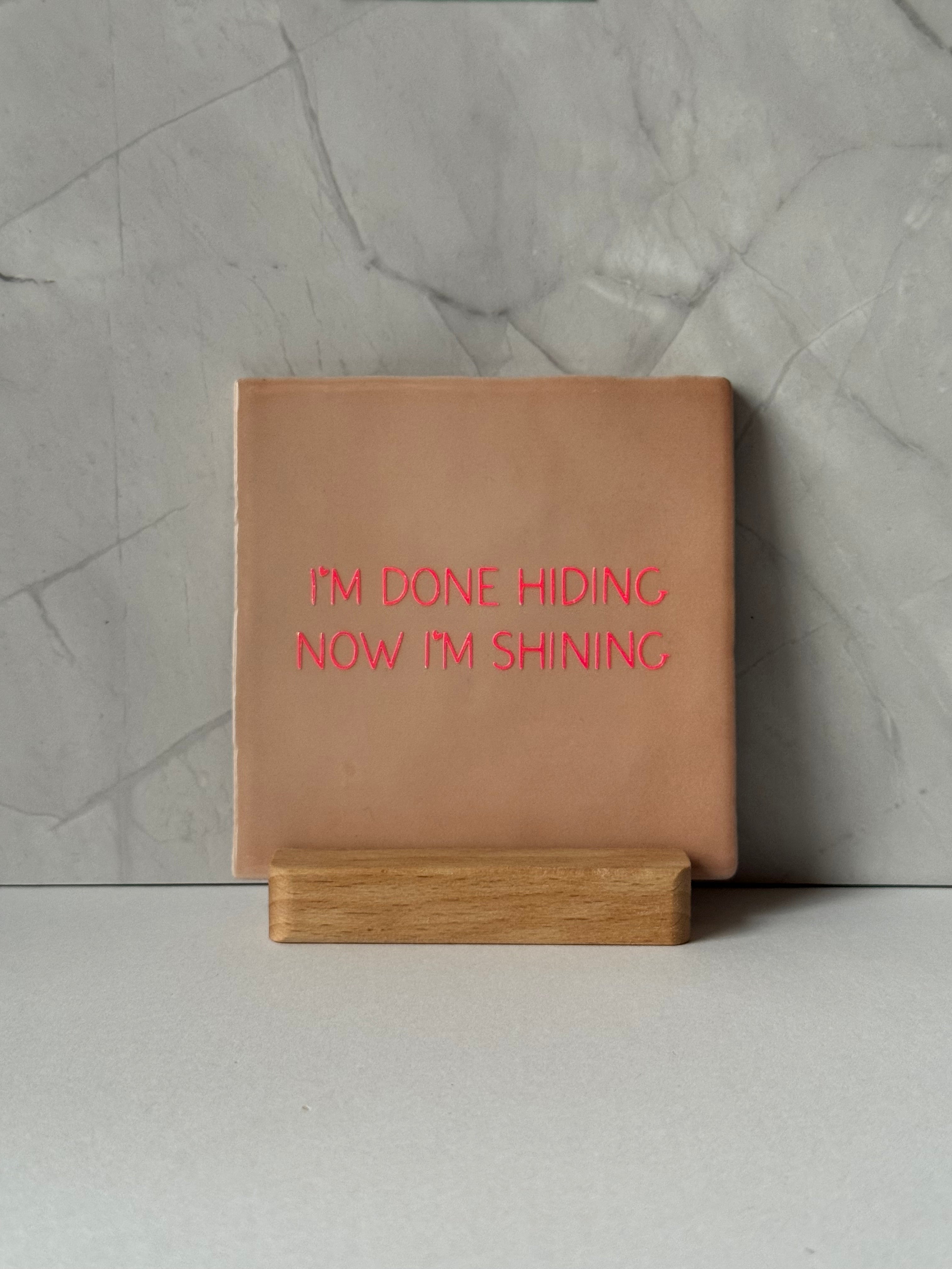 Tegeltje 'i’m done hiding now i’m shining'