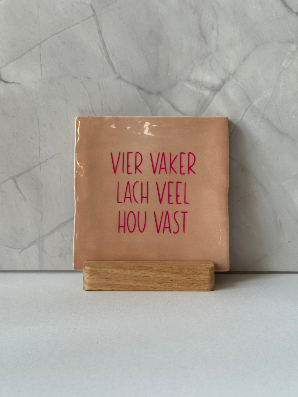 Tegeltje 'vier vaker, lach veel, hou vast'