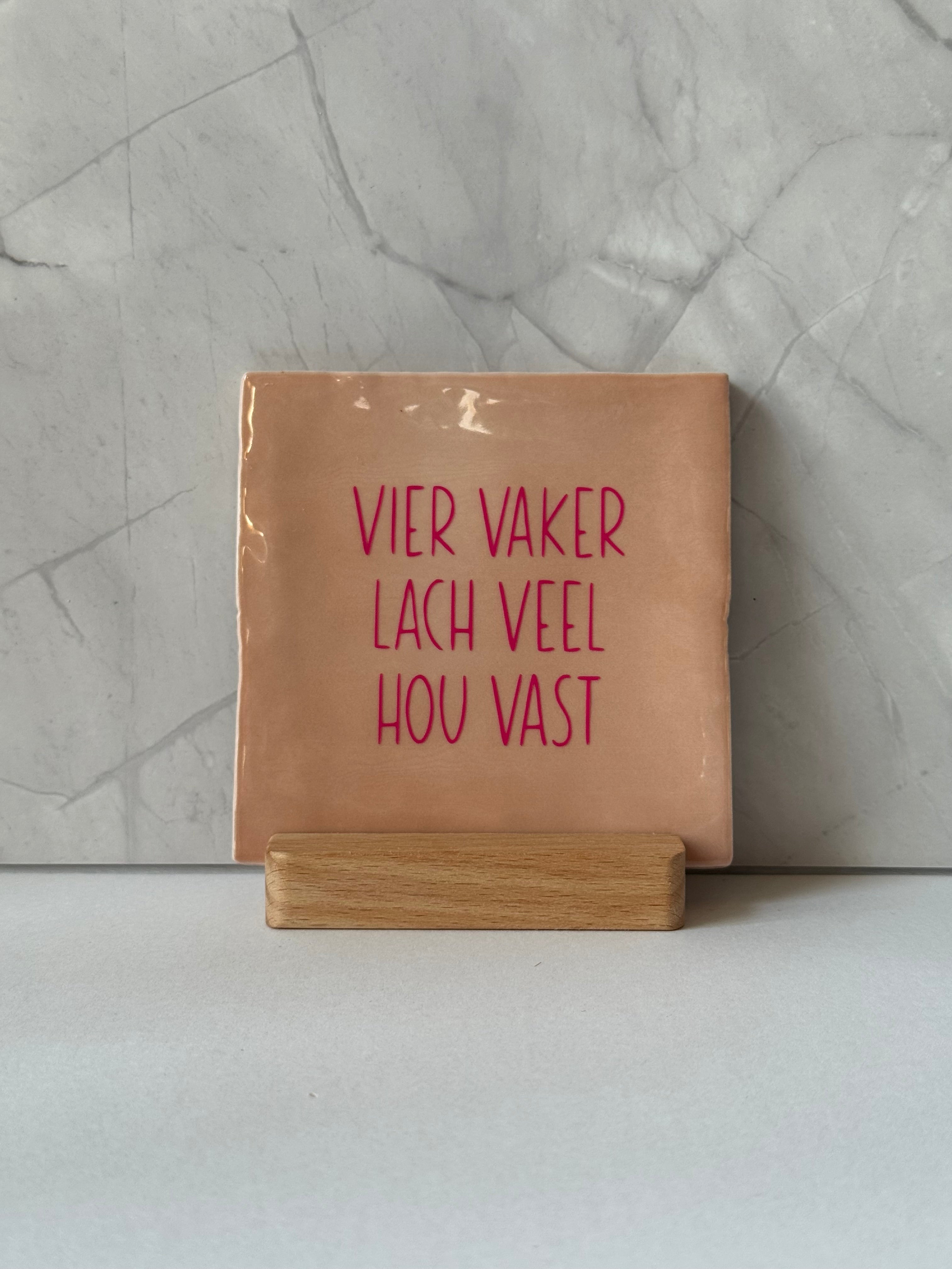 Tegeltje 'vier vaker, lach veel, hou vast'