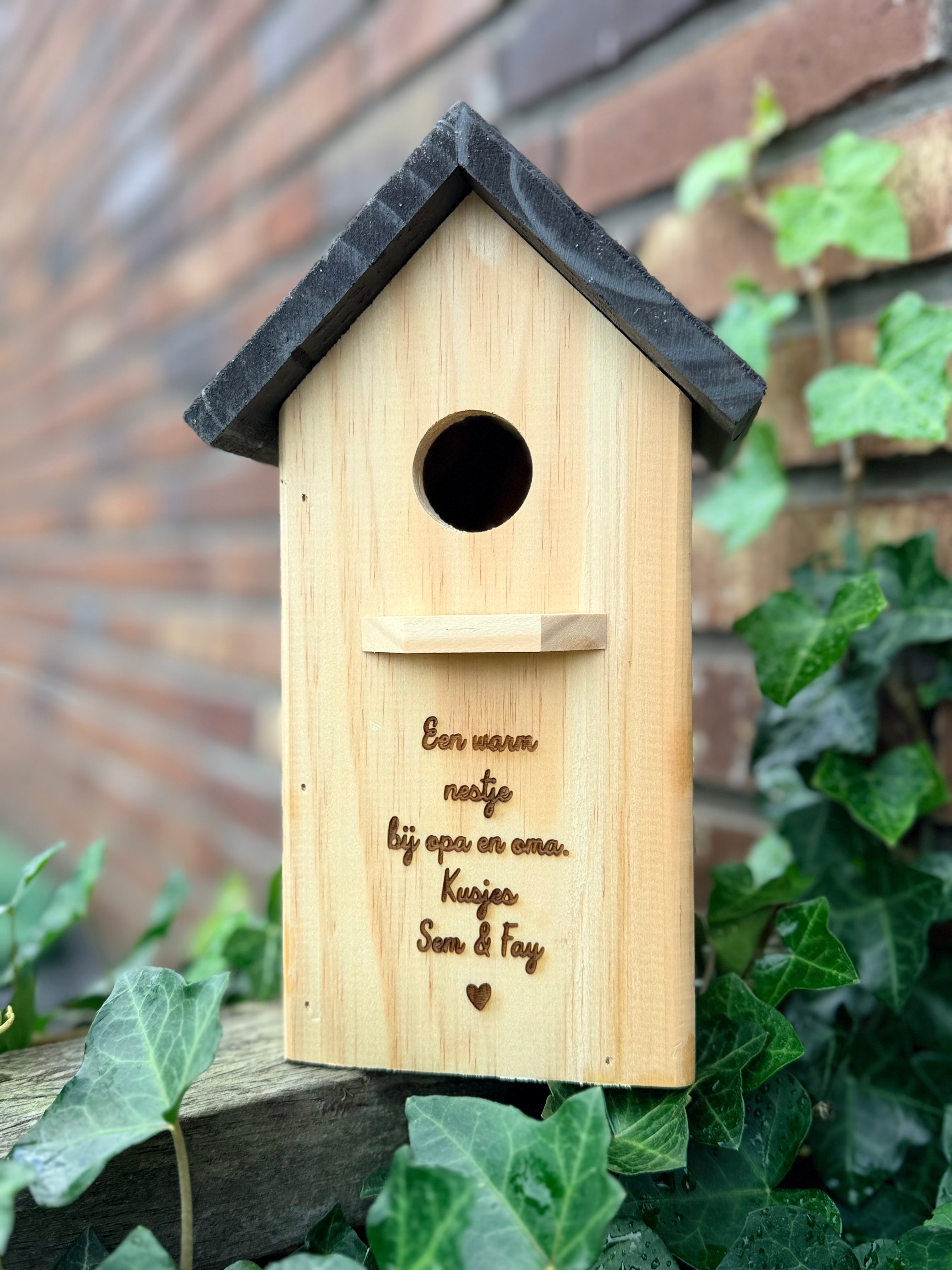 Gepersonaliseerd vogelhuisje een warm nestje bij opa en of oma.