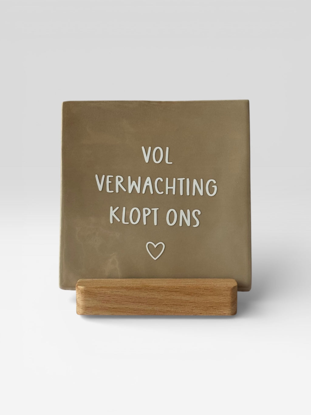 Tegeltje 'vol verwachting klopt ons 🤍'