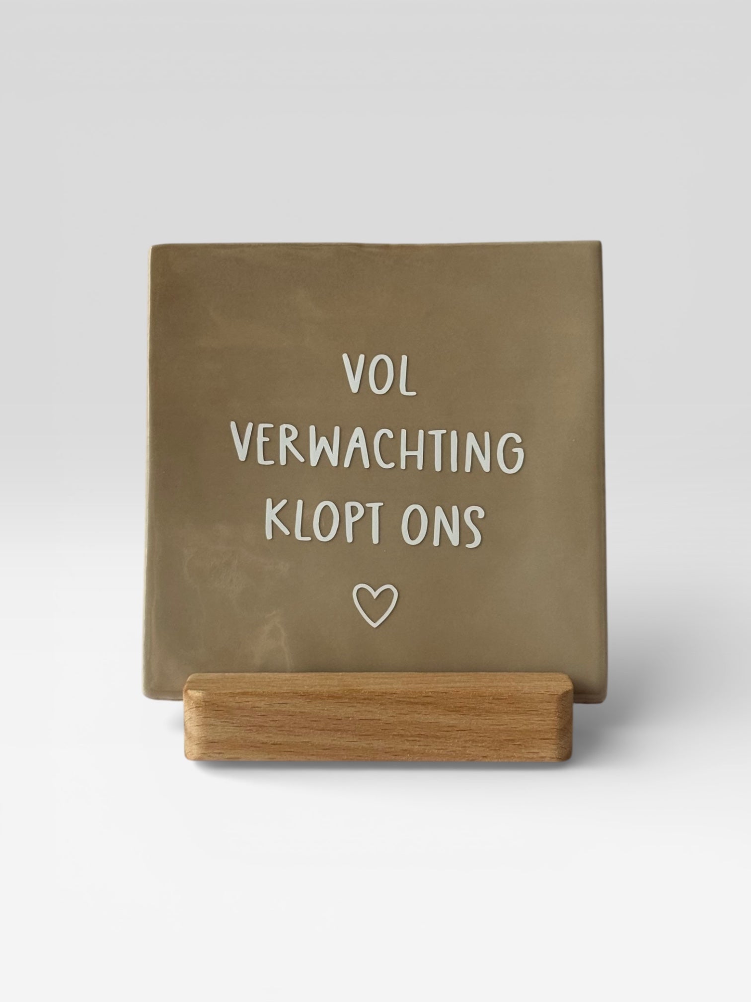 Tegeltje 'vol verwachting klopt ons 🤍'