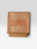 Tegeltje 'kom, we gaan de bloemetjes buiten zetten’