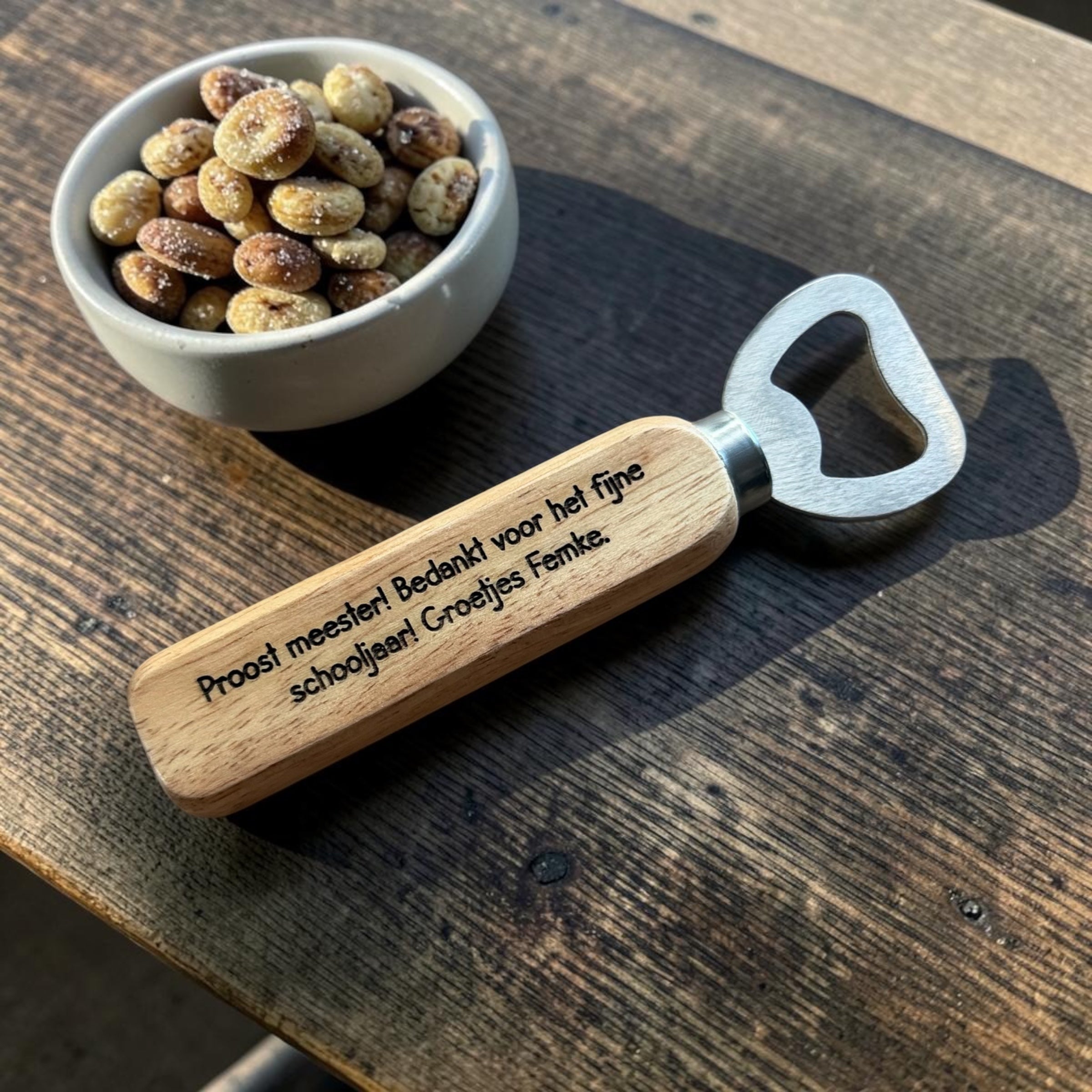 Bieropener 'proost meester! Bedankt voor het fijne schooljaar! Groetjes