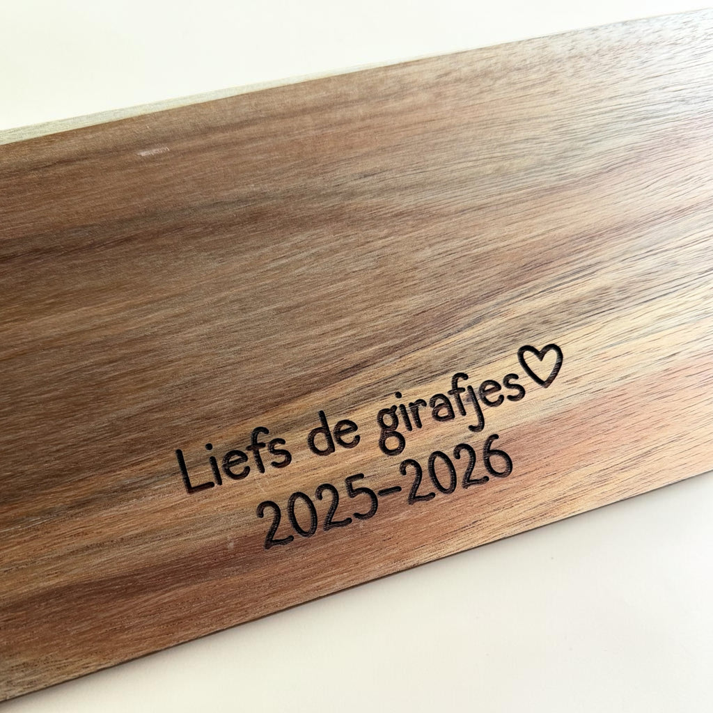 Borrelplank ‘juf bedankt voor alles’ gepersonaliseerd