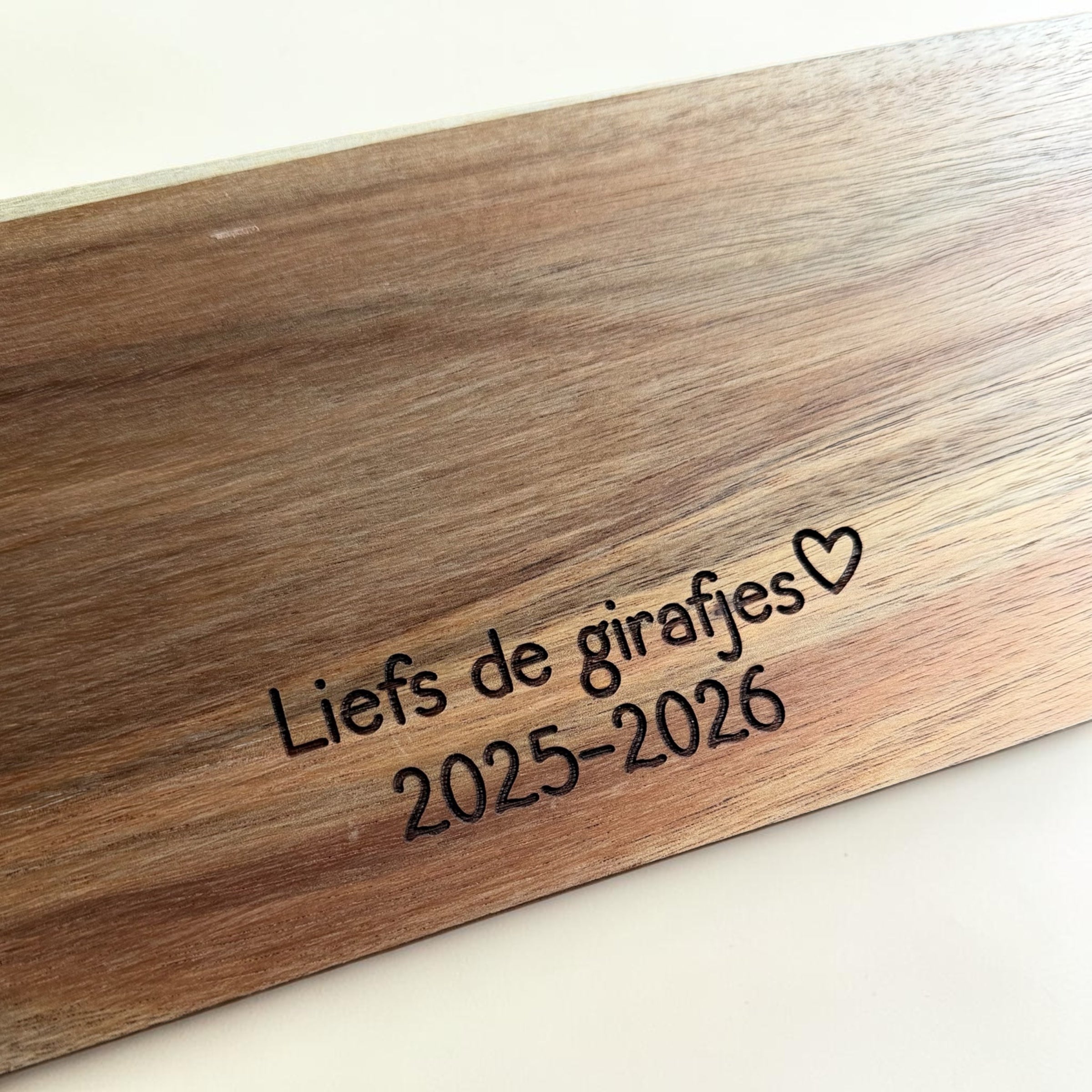 Borrelplank ‘juf bedankt voor alles’ gepersonaliseerd