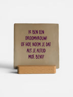 Tegeltje 'ik ben een droomvrouw, of hoe noem je dat als je altijd moe bent?’