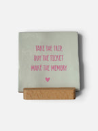 Tegeltje 'take te trip, buy the ticket make the memory’