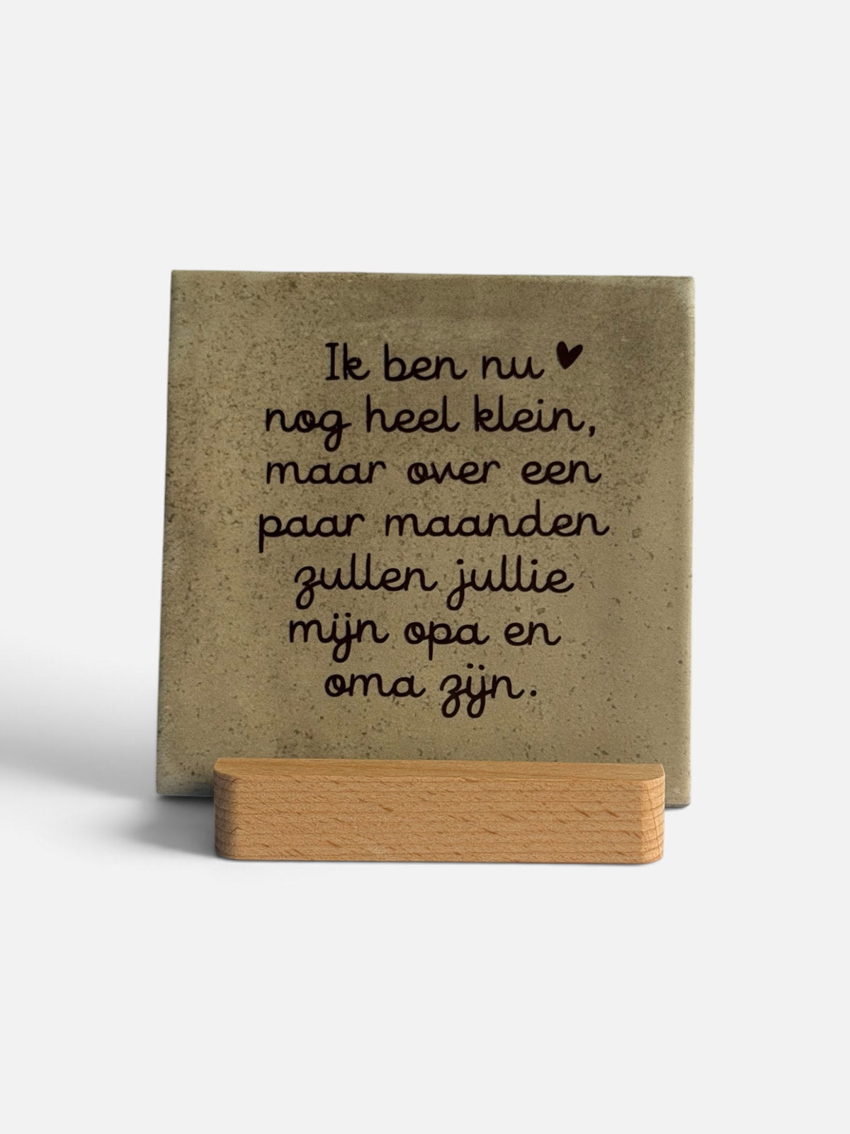 Present with Love, Tegeltje 'ik ben nu nog heel klein, maar over een paar maanden zullen jullie mijn opa en oma zijn’