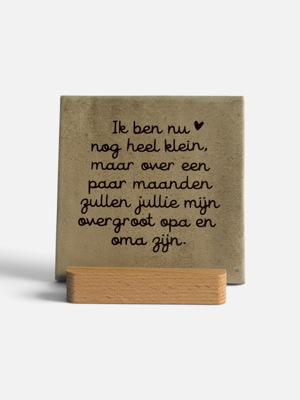 Present with Love, Tegeltje 'ik ben nu nog heel klein, maar over een paar maanden zullen jullie mijn overgroot opa en oma zijn’
