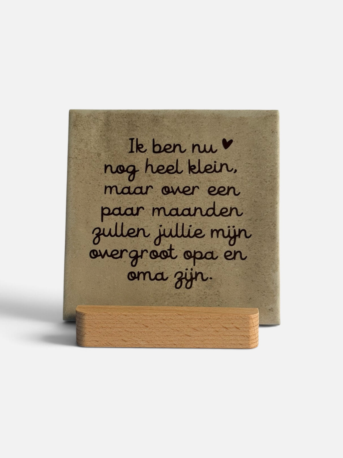 Present with Love, Tegeltje 'ik ben nu nog heel klein, maar over een paar maanden zullen jullie mijn overgroot opa en oma zijn’