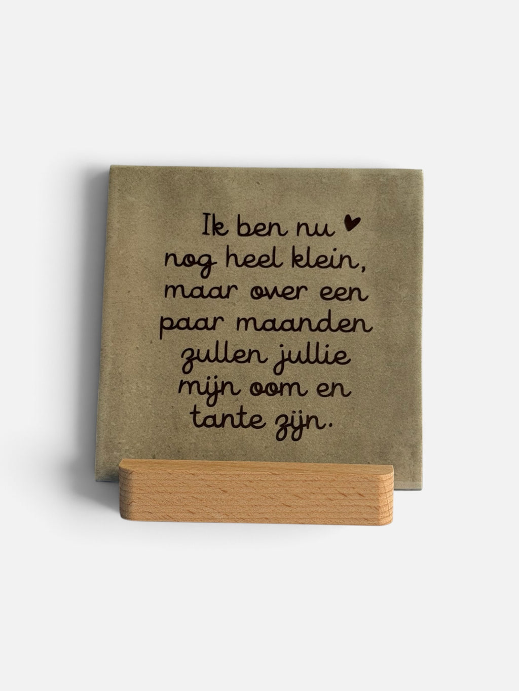 Present with Love, Tegeltje 'ik ben nu nog heel klein, maar over een paar maanden zullen jullie mijn oom en tante zijn’