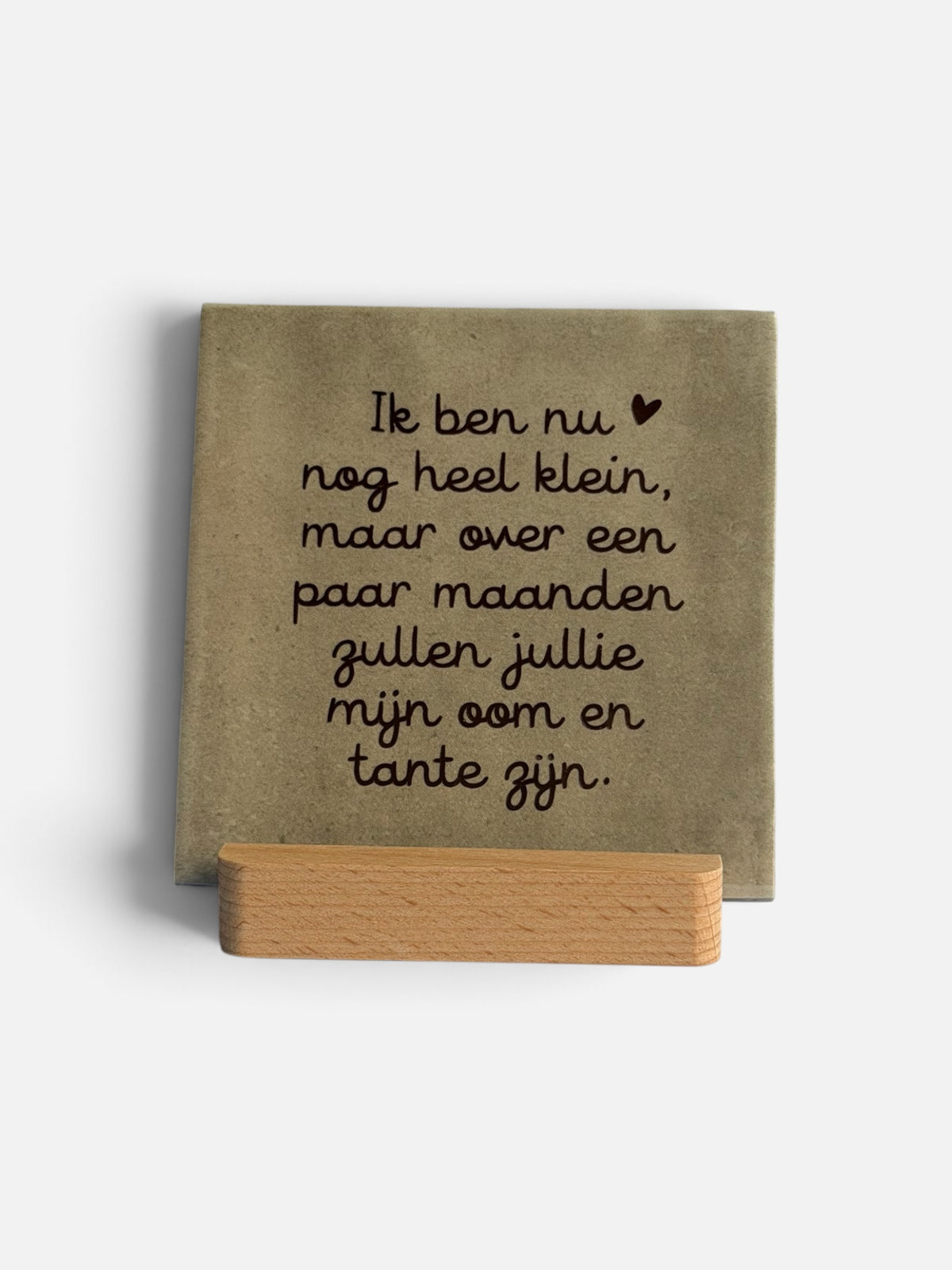 Present with Love, Tegeltje 'ik ben nu nog heel klein, maar over een paar maanden zullen jullie mijn oom en tante zijn’