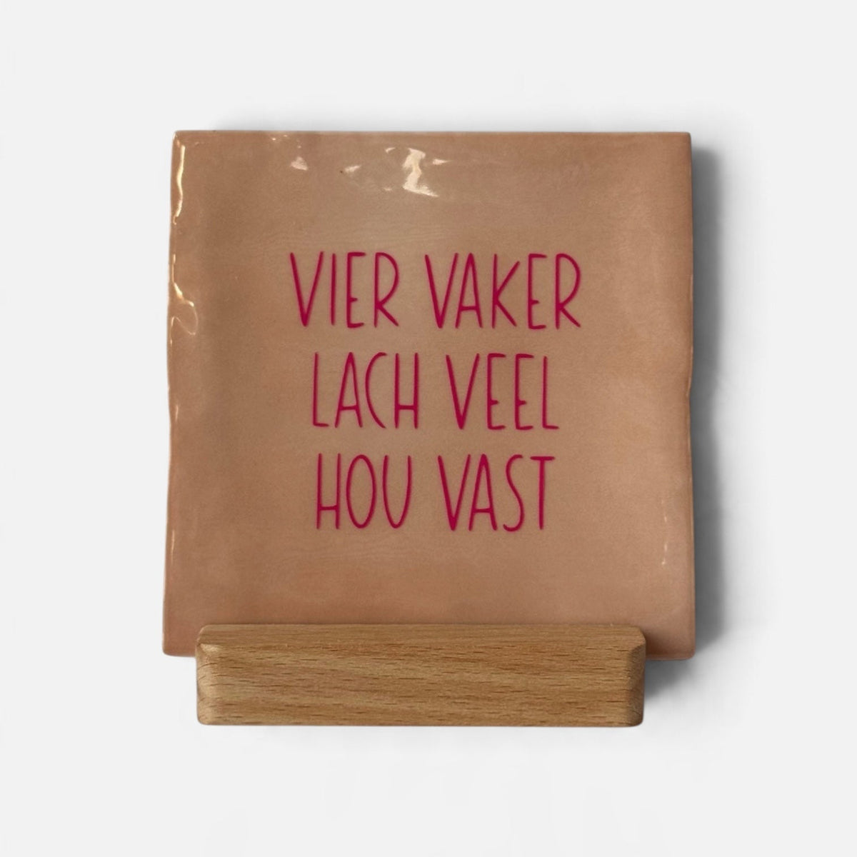 Tegeltje 'vier vaker, lach veel, hou vast'