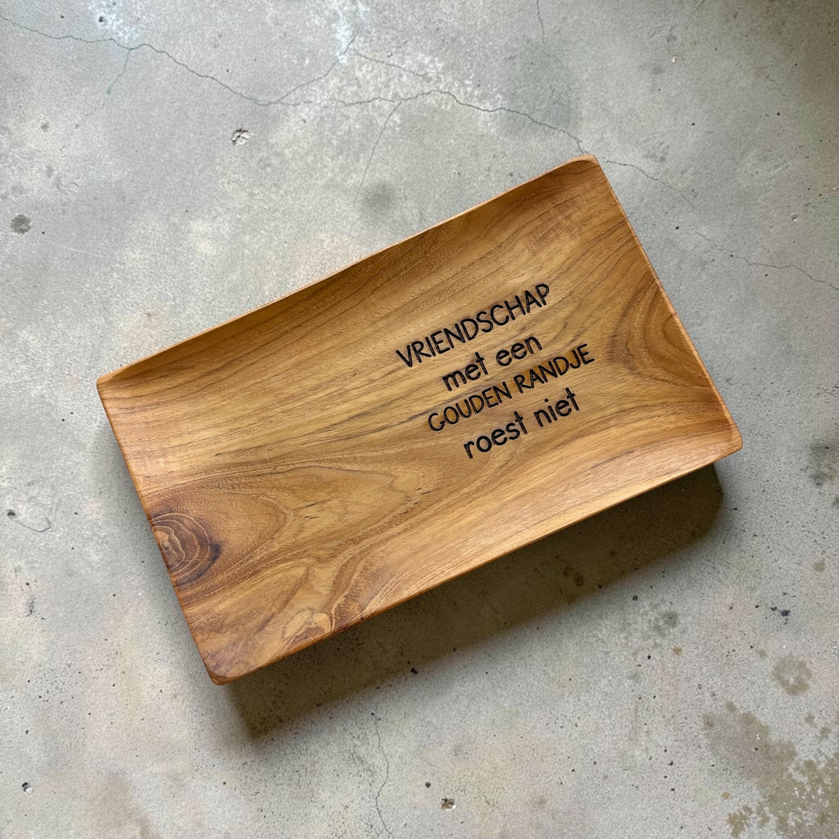 Present with Love, Plateau ‘vriendschap met een gouden randje’