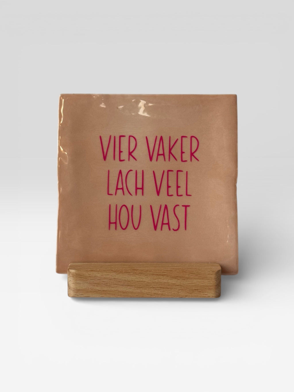 Tegeltje 'vier vaker, lach veel, hou vast'
