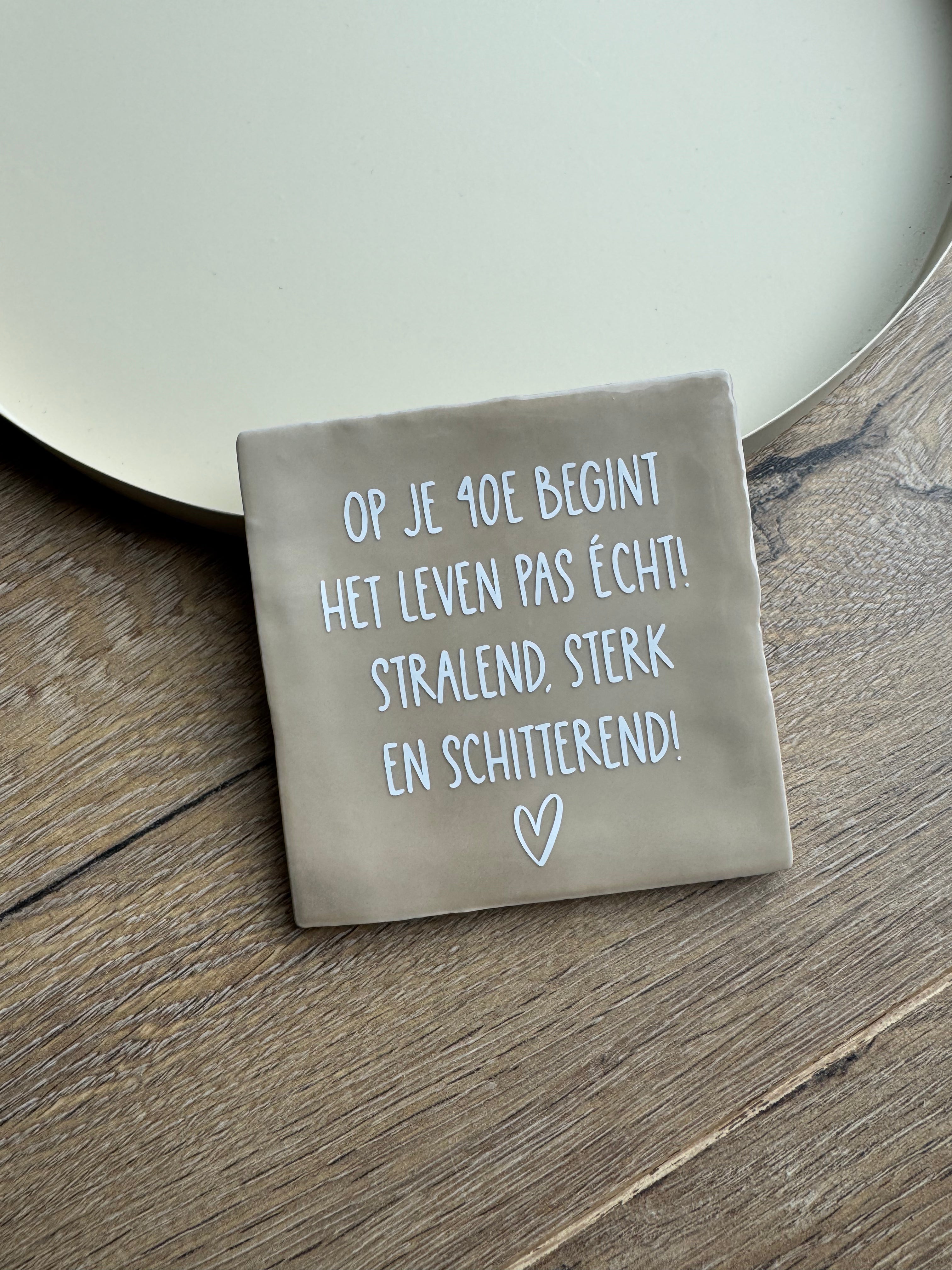 Tegeltje 'Op je 40ste begint het leven pas echt! stralend, sterk en schitterend!'