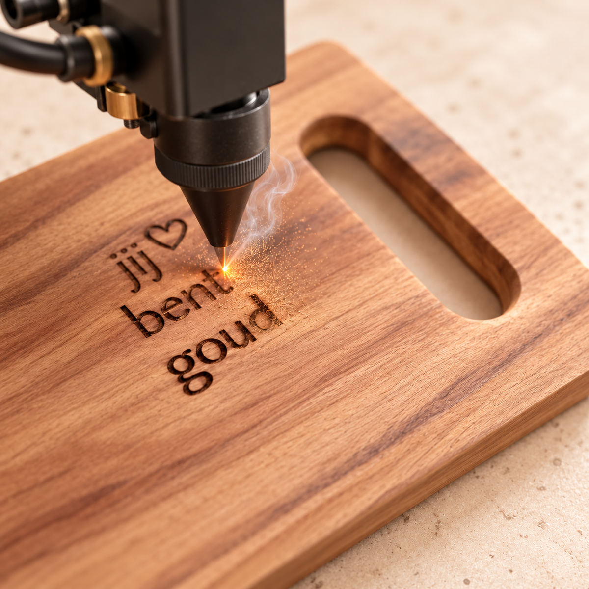 Lasergravure 'jij bent goud' op een houten plank